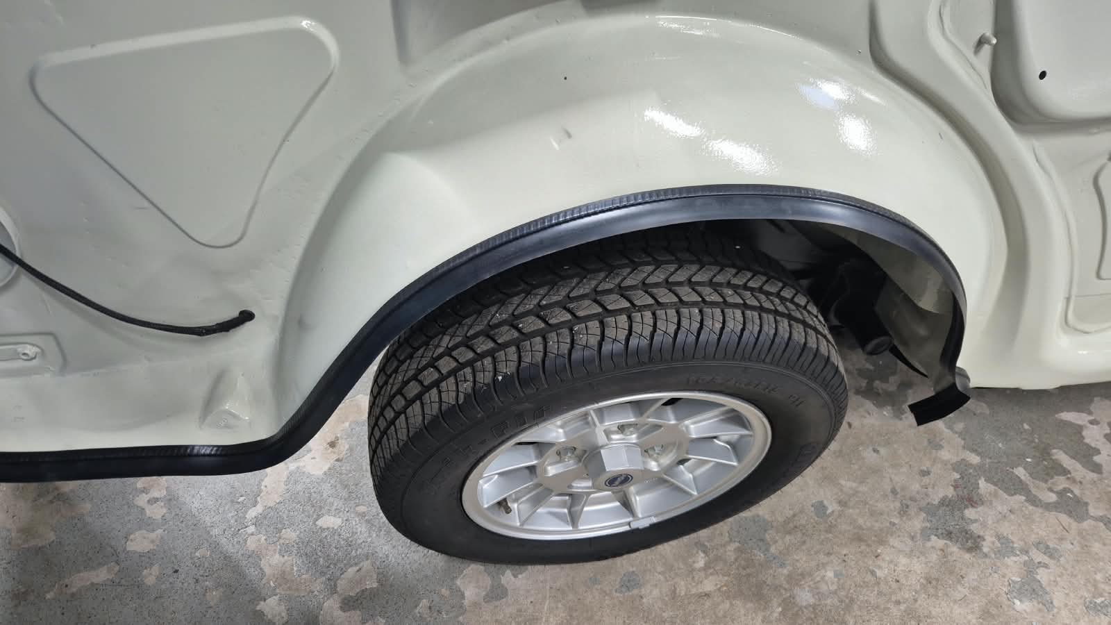 Seal for rear fender and body - pair | 311 821 331C